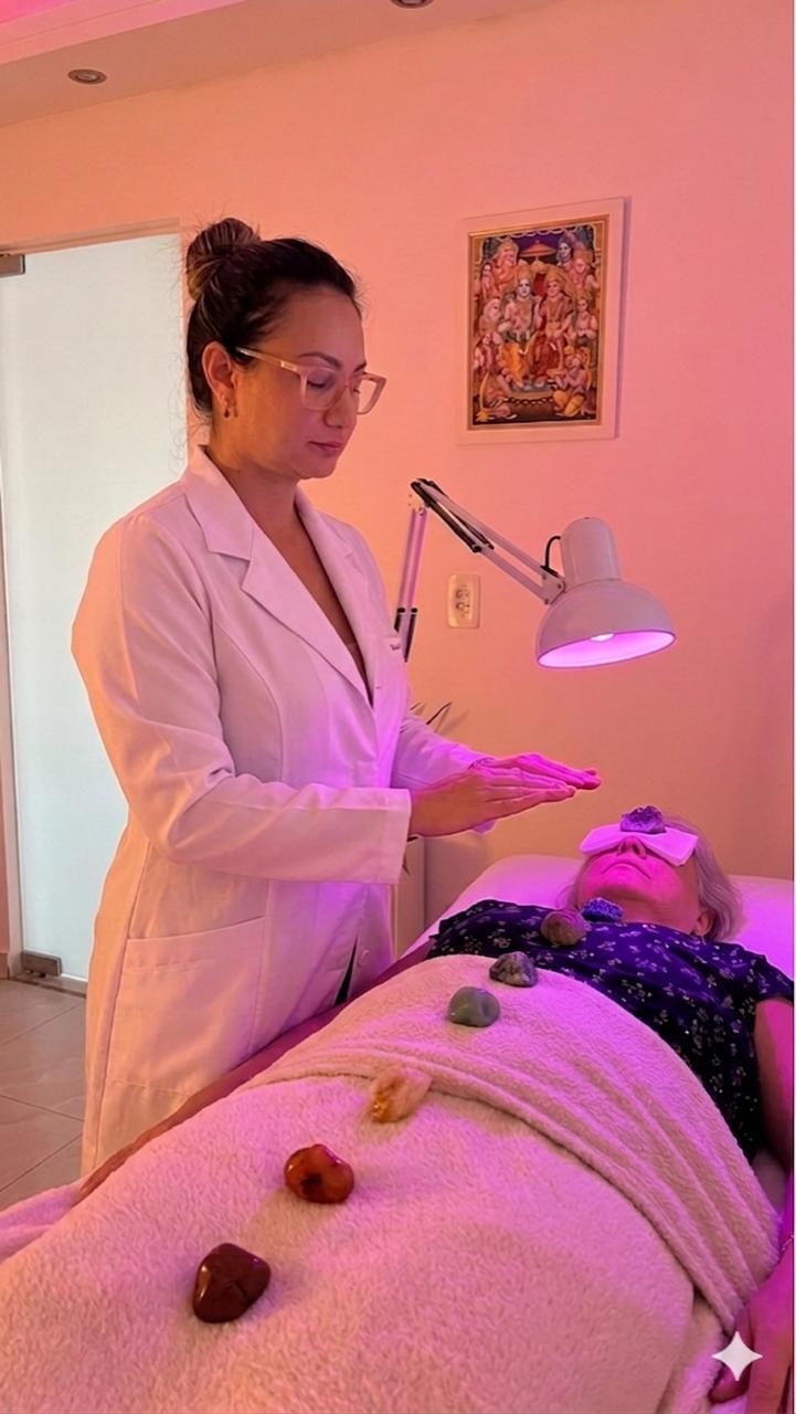 Atendimento com cromoterapia rosa